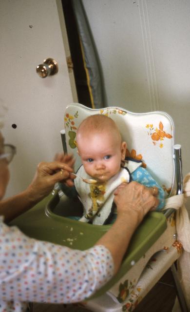 1975, 08,07: baby in high chair