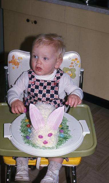 1976, 06:  Eddy with bunny cake