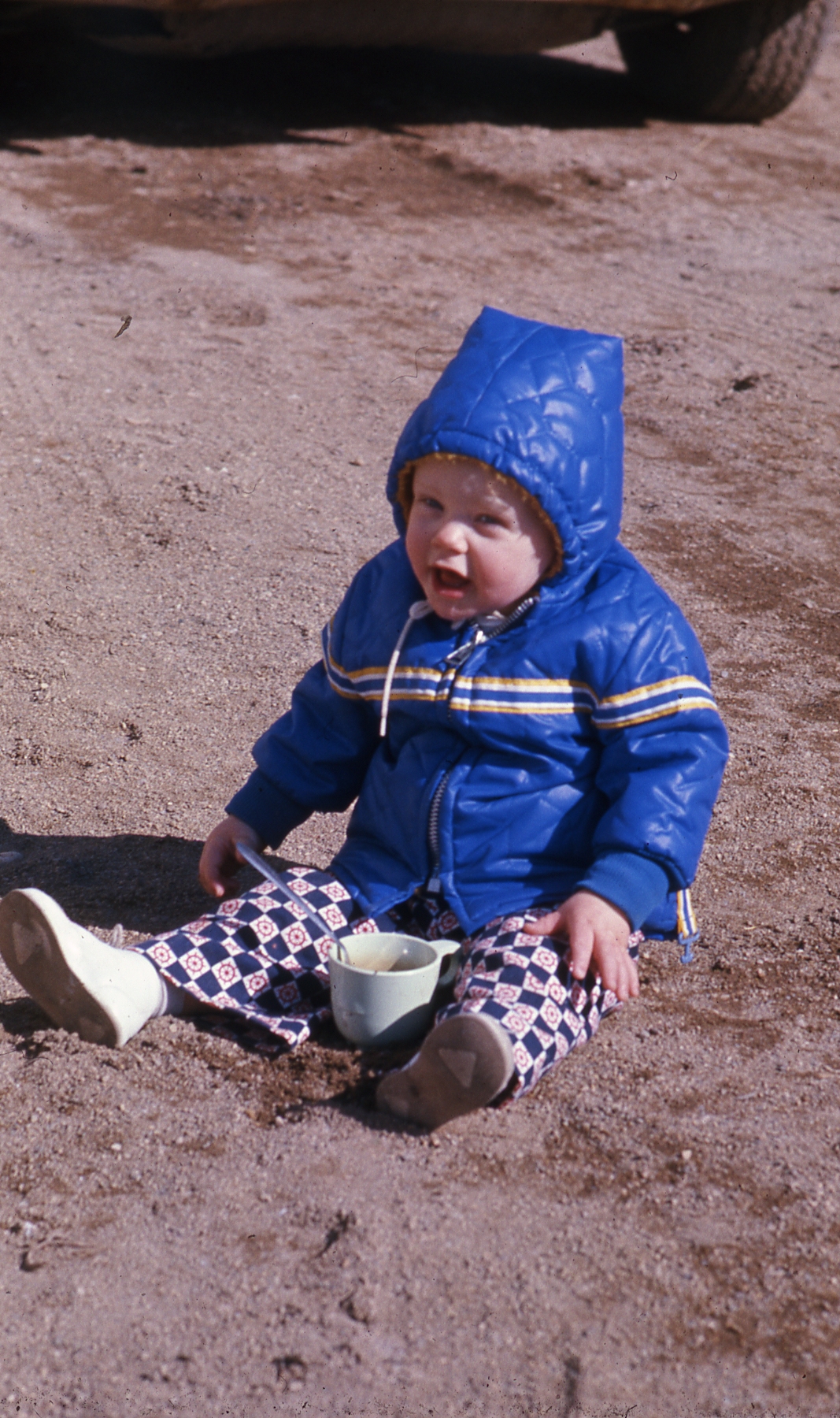 1976, 06:  Eddy playing in sand